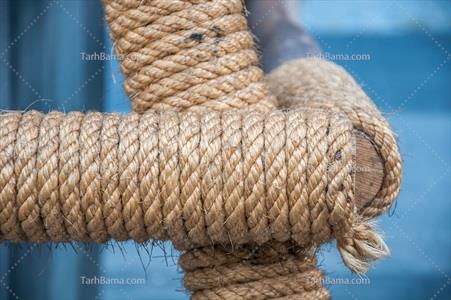 تصویر با کیفیت طناب دست بافت پیچیده شده با چوب